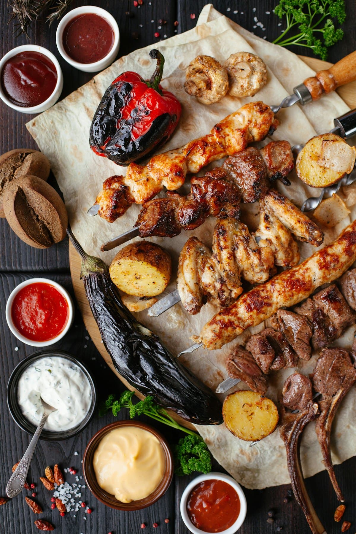 Assortiment de grillades et brochettes